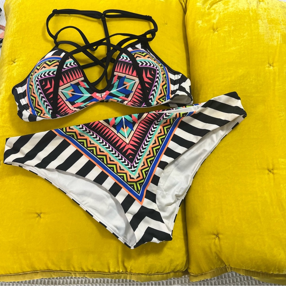 Rare Victoria’s Secret Pink Strappy Swimsuit Bikini Set Geometric Stripe Aztec L - Picture 5 of 10